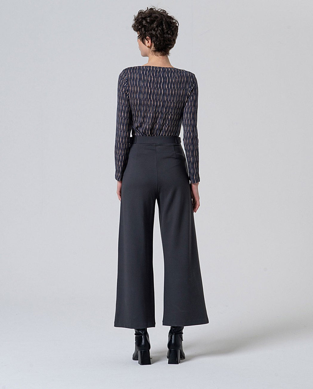 Pantalón flare botones en cintura Gris