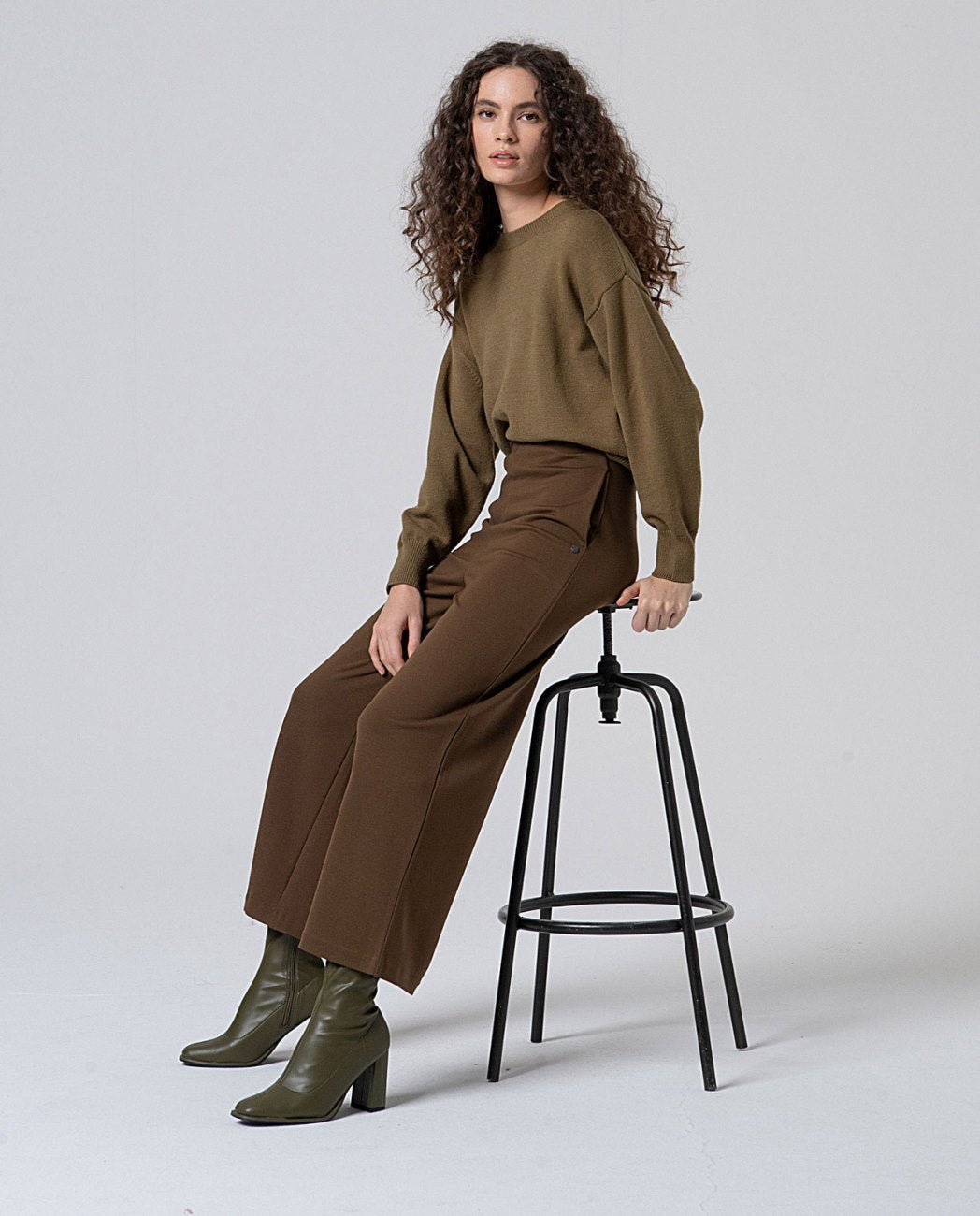 Pantalón flare botones en cintura Caqui oscuro