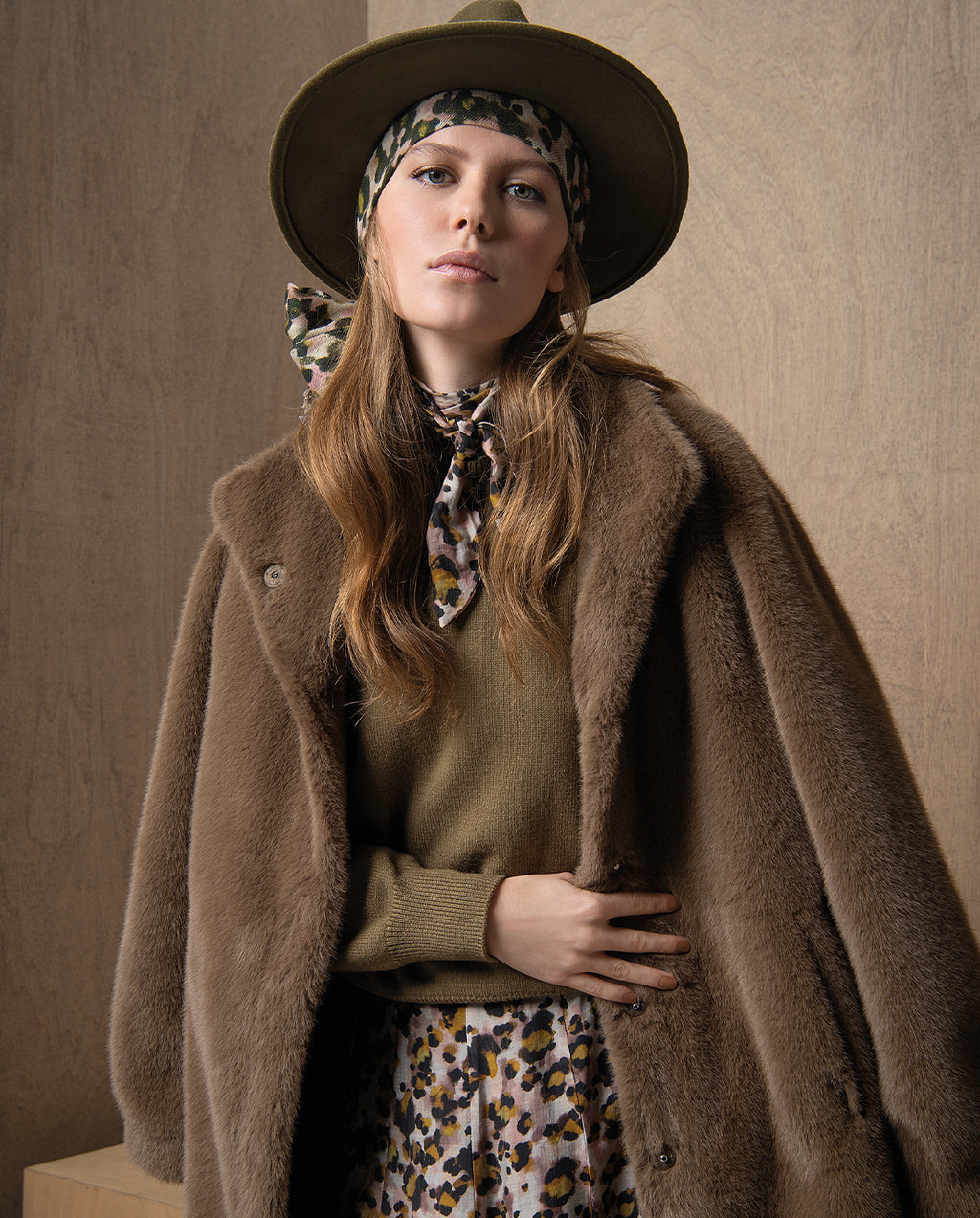 Abrigo efecto peluche cuello alto