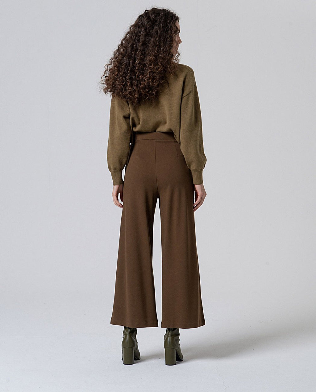 Pantalón flare botones en cintura Caqui oscuro