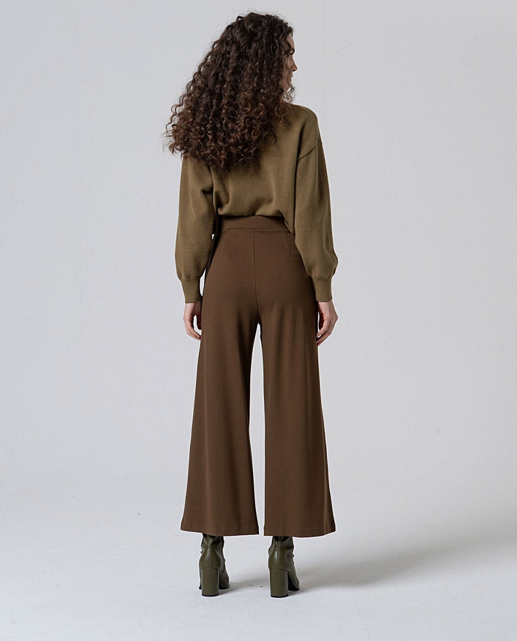 Pantalón flare botones en cintura Caqui oscuro