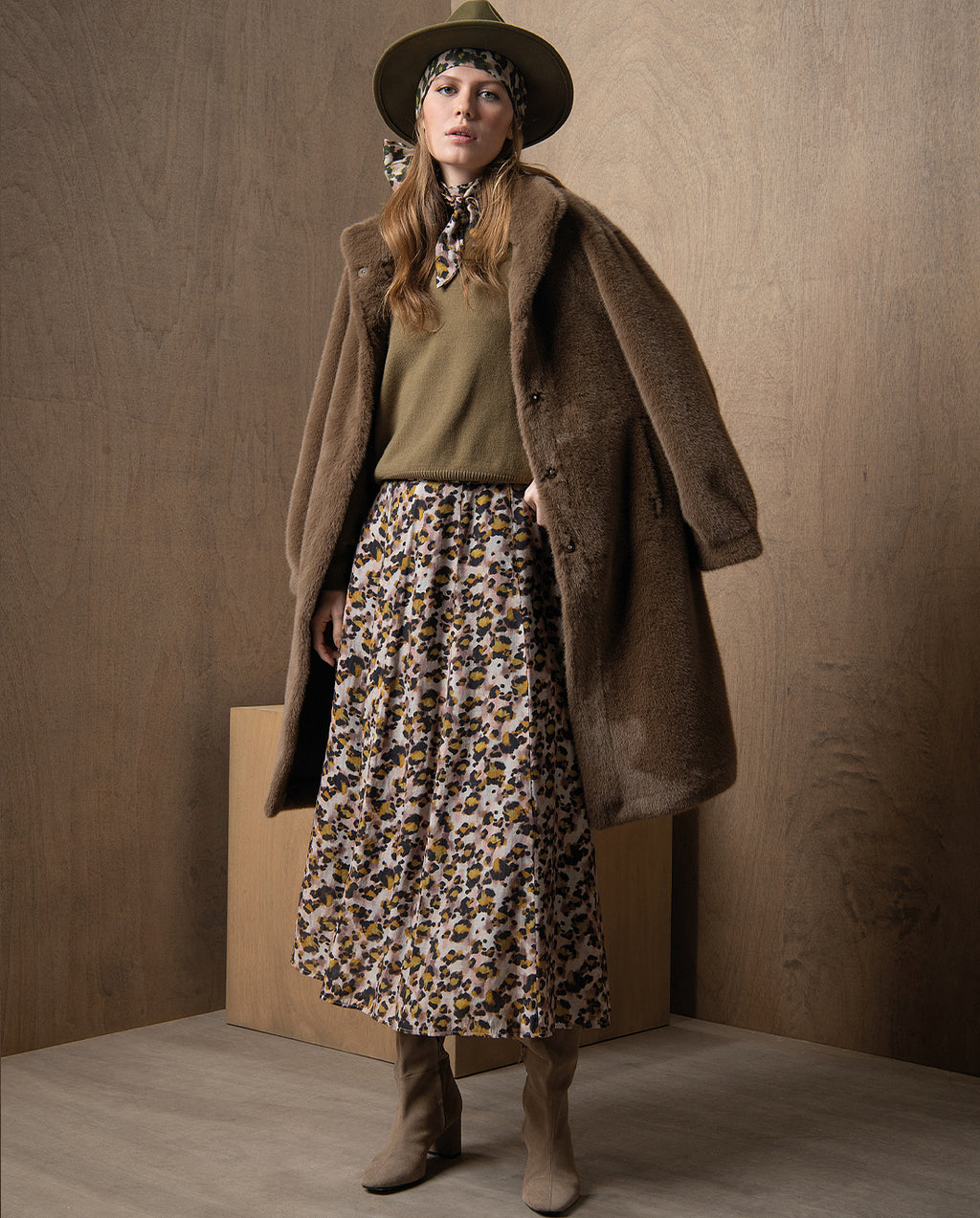 Abrigo efecto peluche cuello alto