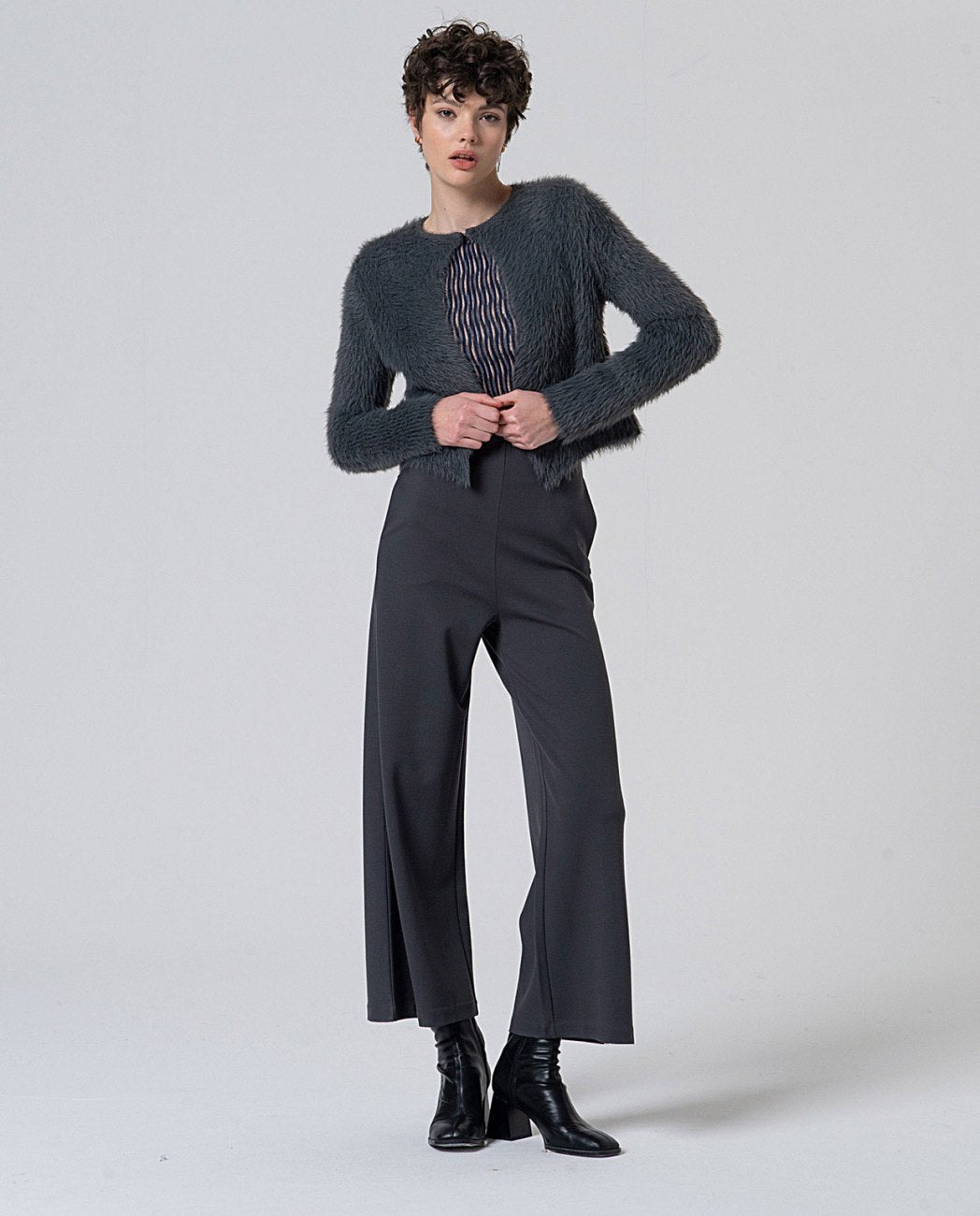 Pantalón flare botones en cintura Gris