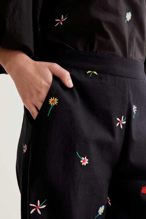 Pantalón estampado floral bordado