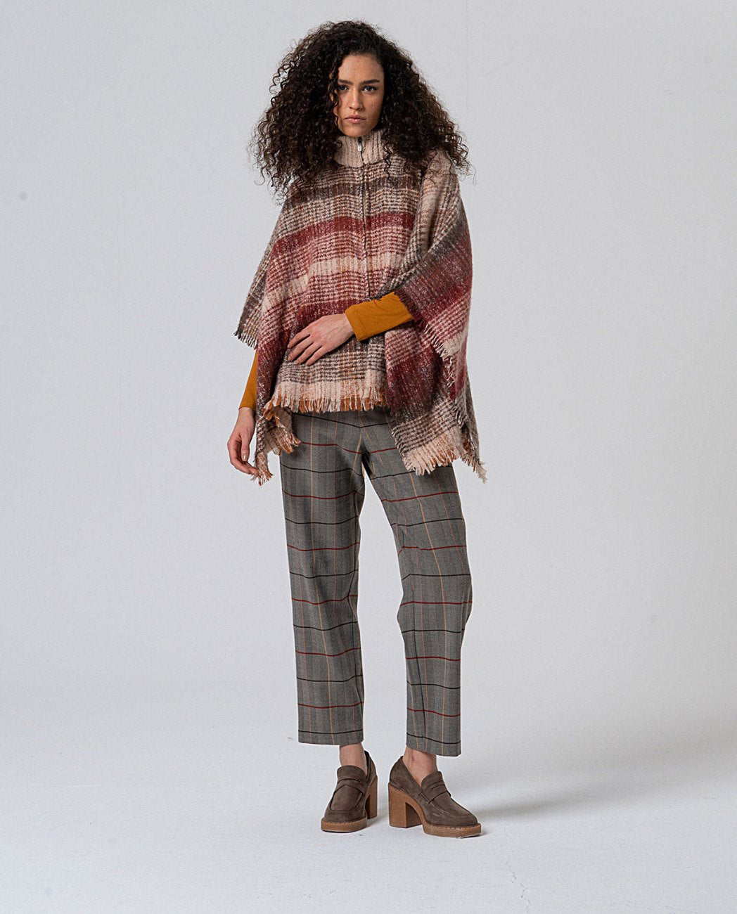 Poncho de punto cuadros granate