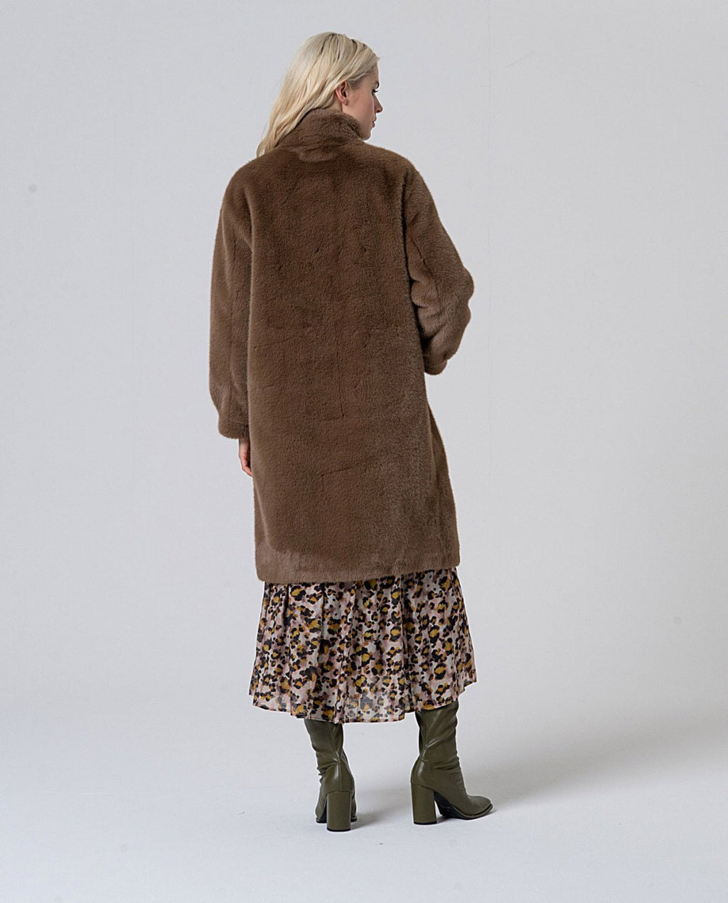Abrigo efecto peluche cuello alto