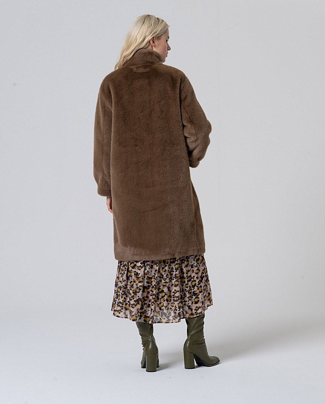 Abrigo efecto peluche cuello alto