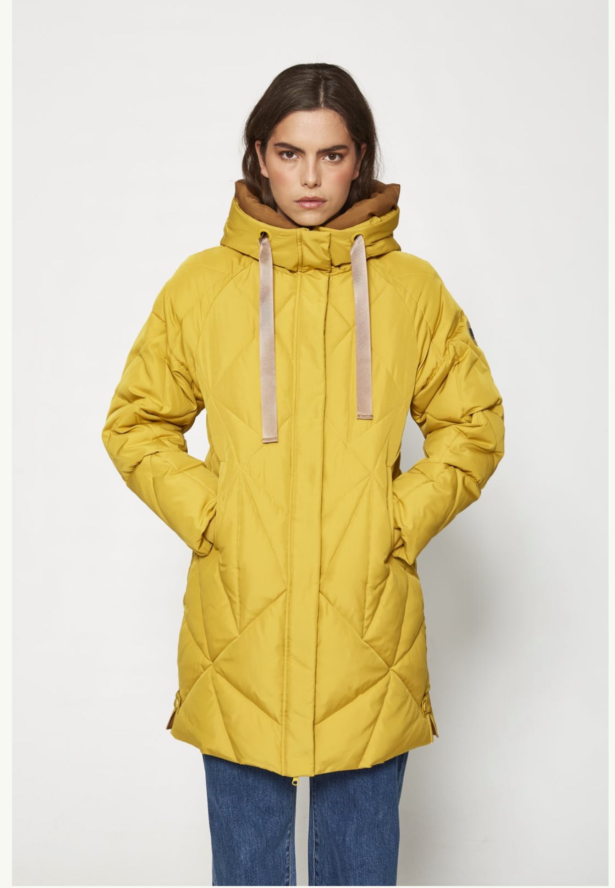 Parka acolchada geométrica con capucha bicolor