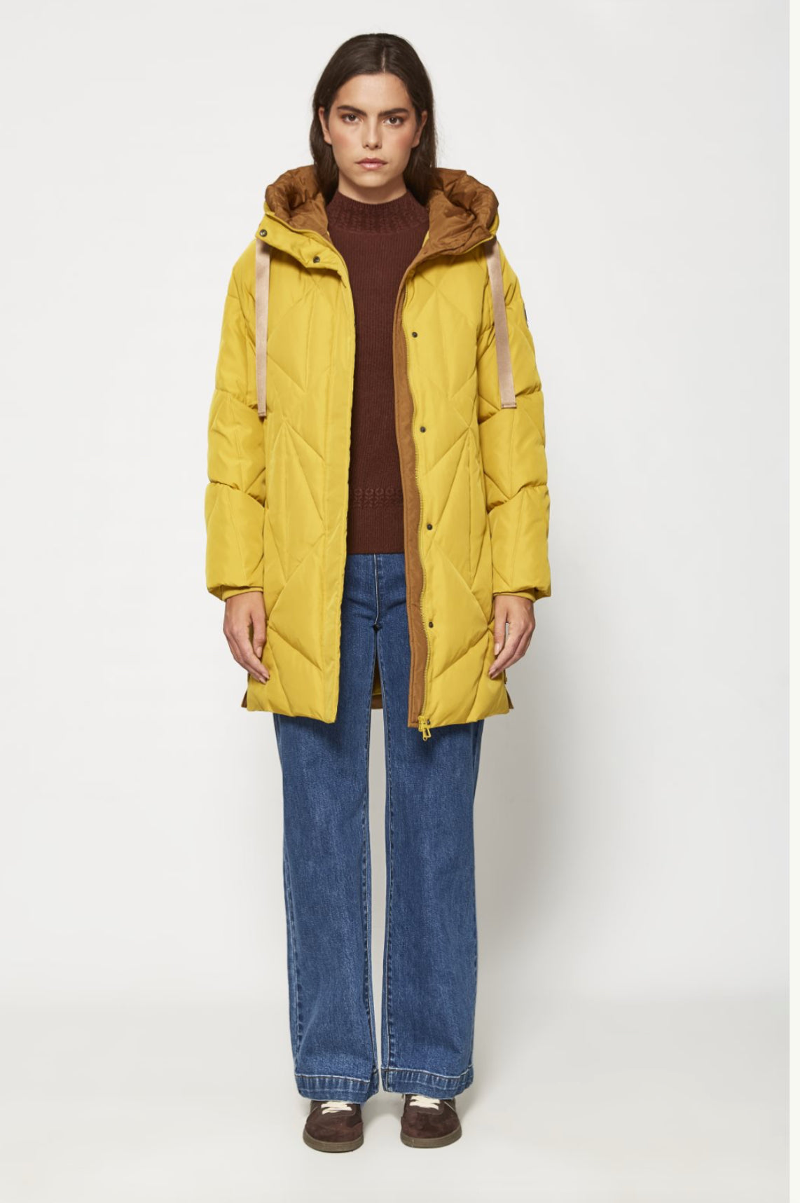 Parka acolchada geométrica con capucha bicolor