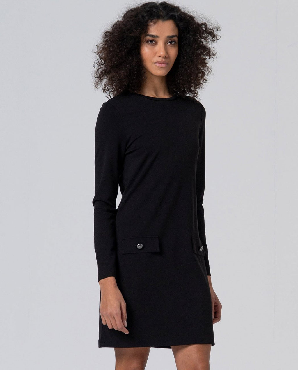 Vestido corto y recto evasé