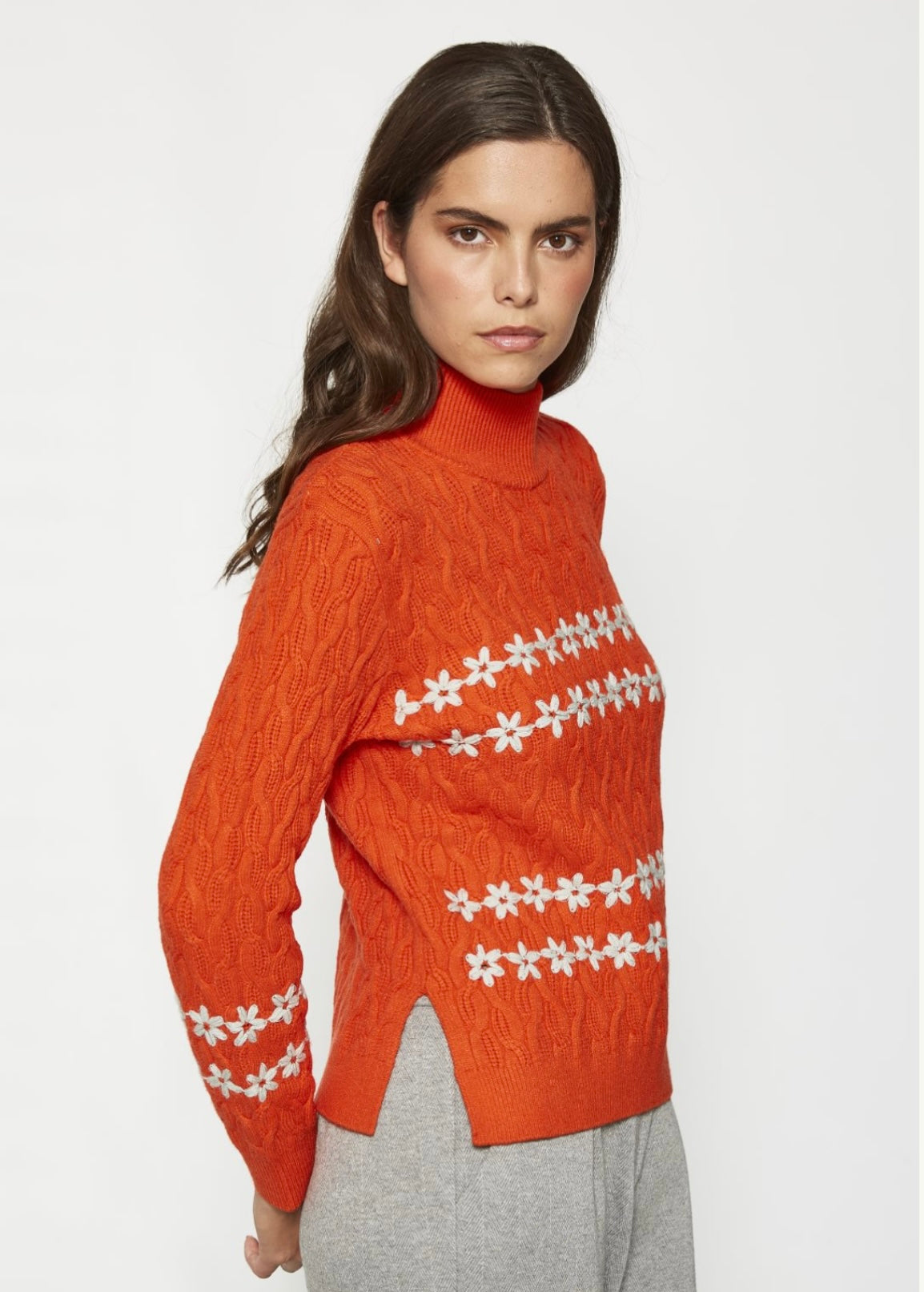 Jersey cuello perkins con  bordados