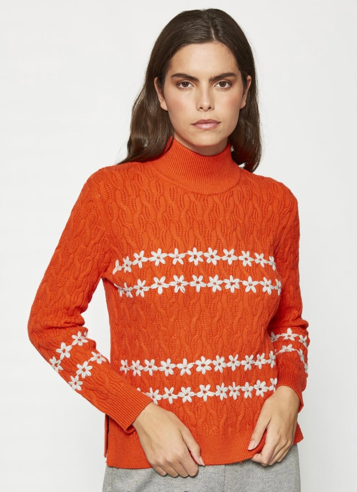 Jersey cuello perkins con  bordados