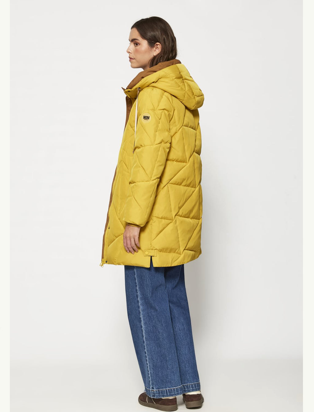 Parka acolchada geométrica con capucha bicolor