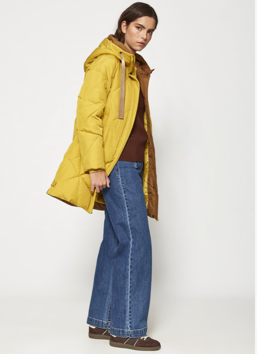 Parka acolchada geométrica con capucha bicolor