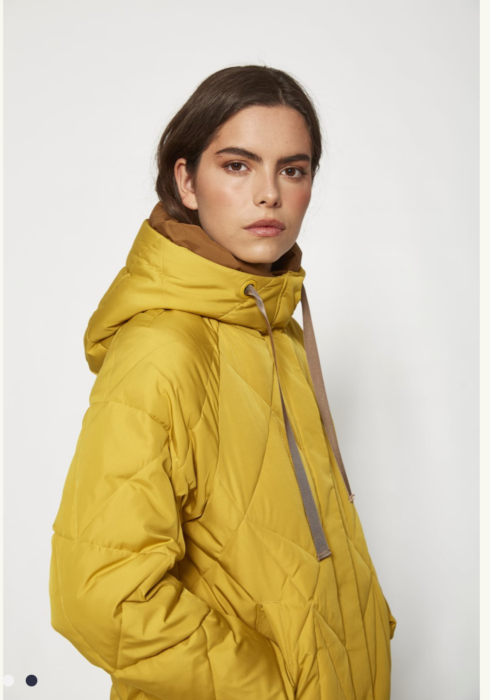 Parka acolchada geométrica con capucha bicolor