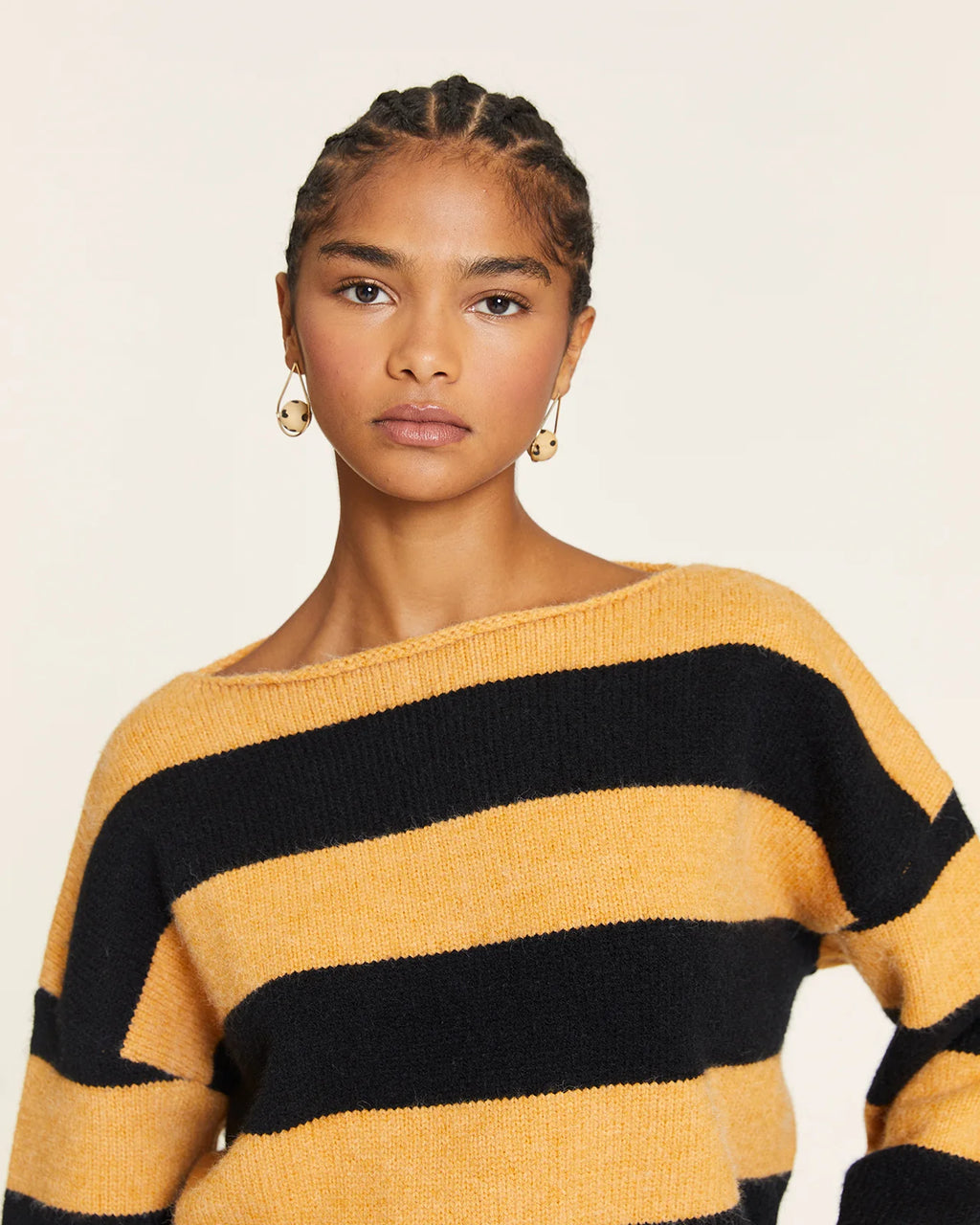 Jersey de rayas negro y mostaza