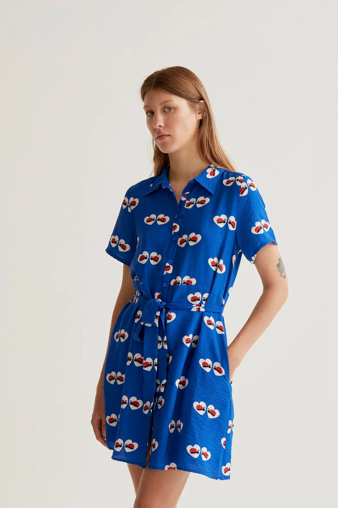 Vestido camisero corto mariquitas