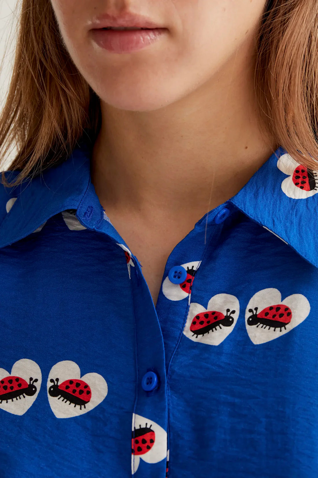 Vestido camisero corto mariquitas