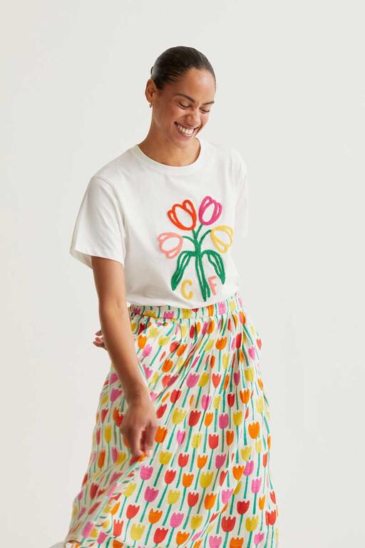 Camiseta bordada ramo tulipanes