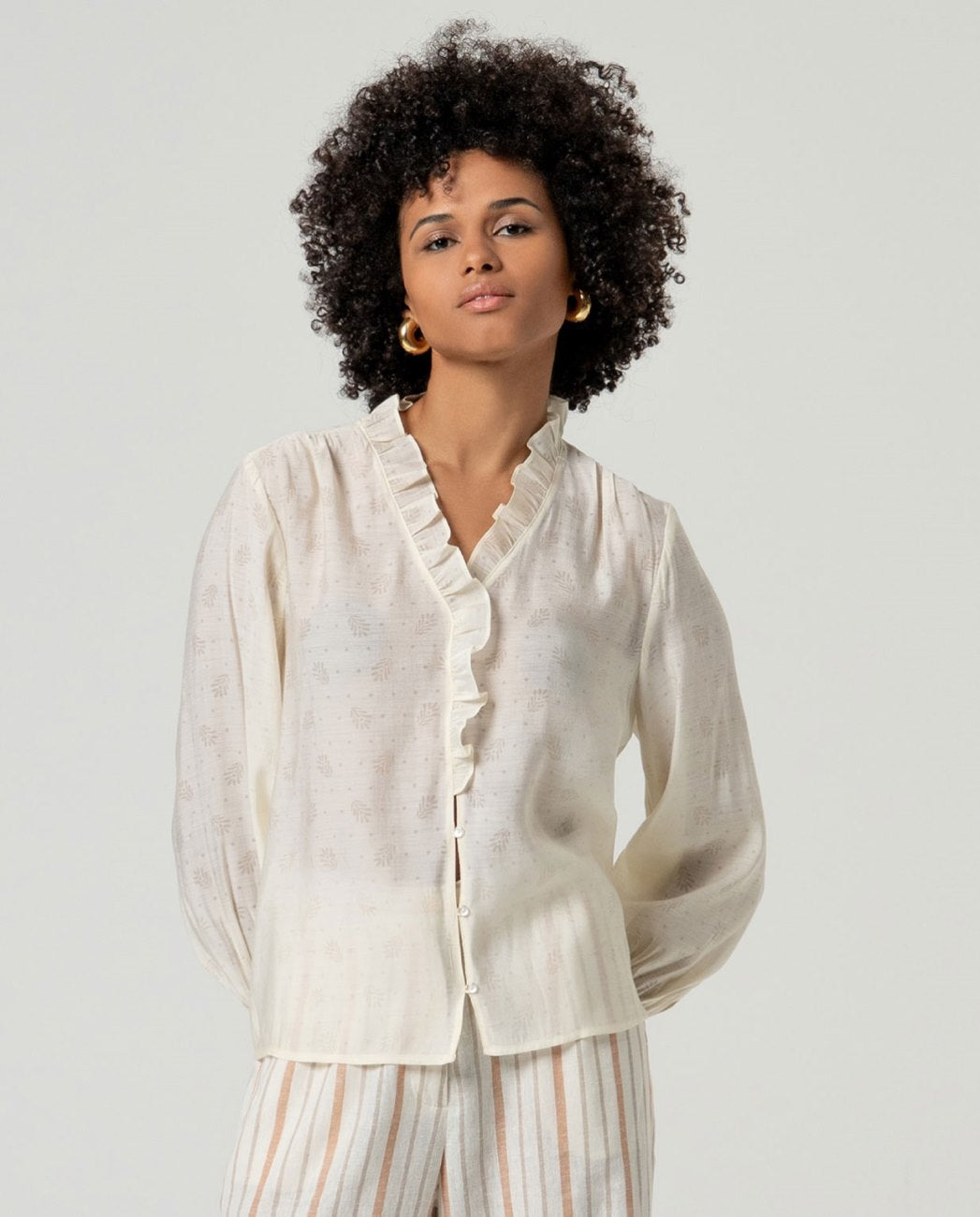 Camisa con escote en V y volantes