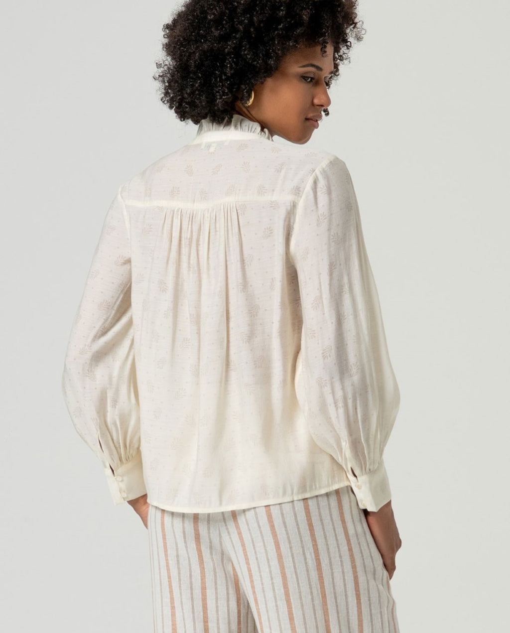 Camisa con escote en V y volantes