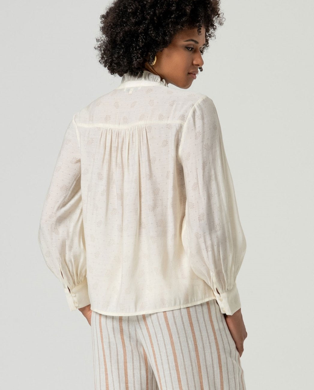 Camisa con escote en V y volantes